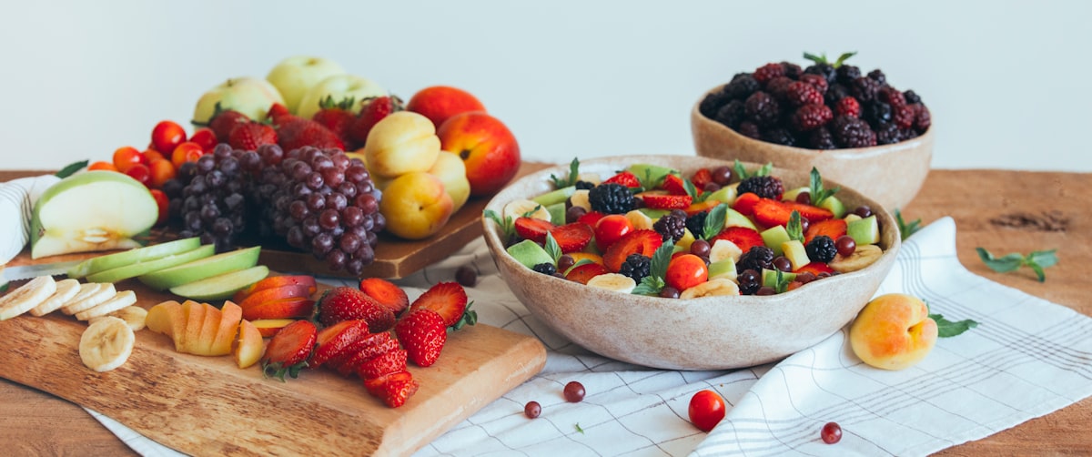 Donna incinta che mangia un pasto nutriente